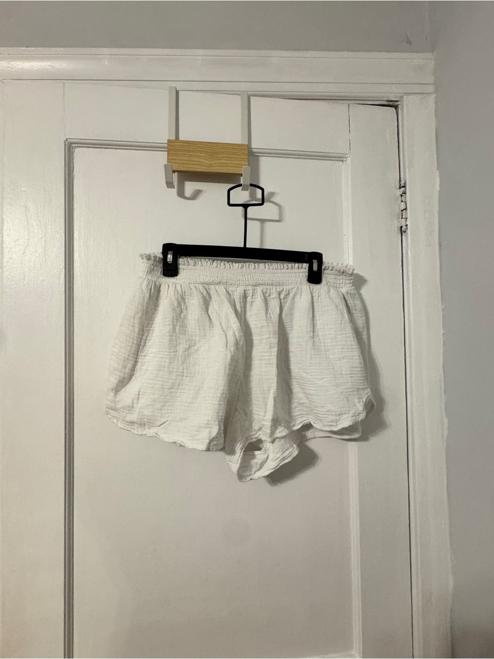 aerie White Lightweight Pool to Party Shorts